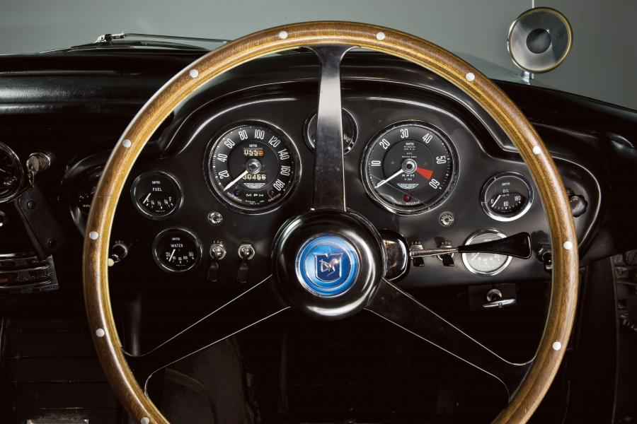 Панель приборов Aston Martin DB5 James Bond Edition 1964 года  (фото 81 из 97)